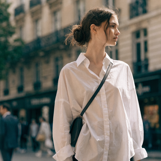 Chemise oversize en coton portée